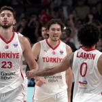 12 Dev Adam yarı final için sahada