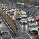 Haftanın ilk iş günü yoğunluğu yağışla birleşince İstanbul trafiği durma noktasına geldi