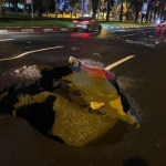 İstanbul’da sağanak sonucu yol çöktü!