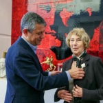 Özgür Özel, CHP’ye üye olan Ayşe Kulin’e rozet taktı