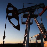 Petrol fiyatları arz fazlası ve ticaret gerginliğiyle düşüşte